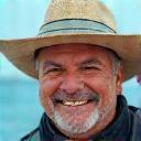 Foto de cliente Luis sonriente con gorra de pesca