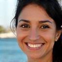 Foto de cliente María sonriente con fondo de márina